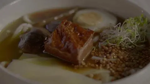 Udon z boczkiem wędzonym, kaszą i grzybami. Sprawdź przepis Magdy Gessler z programu "Magda gotuje Internet"