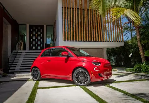 Fiat 500 wraca do spalinowego życia. Elektryk, który stał się hybrydą