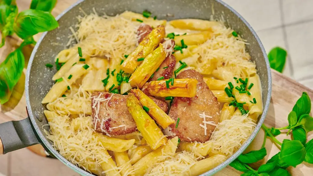 Magda gotuje Internet 2: Penne ze szparagami i szynką