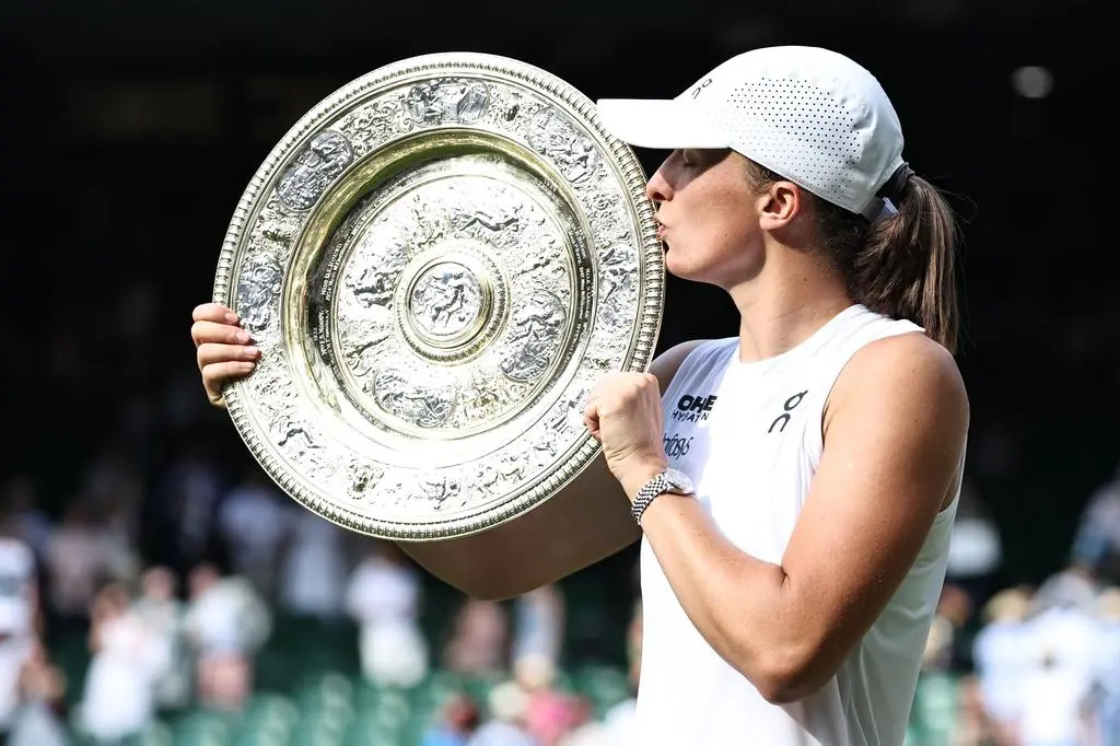 Iga Świątek z trofeum Venus Rosewater Dish