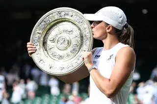 Iga Świątek z trofeum Venus Rosewater Dish