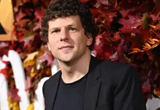 Gdzie grał Jesse Eisenberg? TOP 5 filmów z aktorem, który został obywatelem Polski. Znajdziesz je w Max lub Player.pl