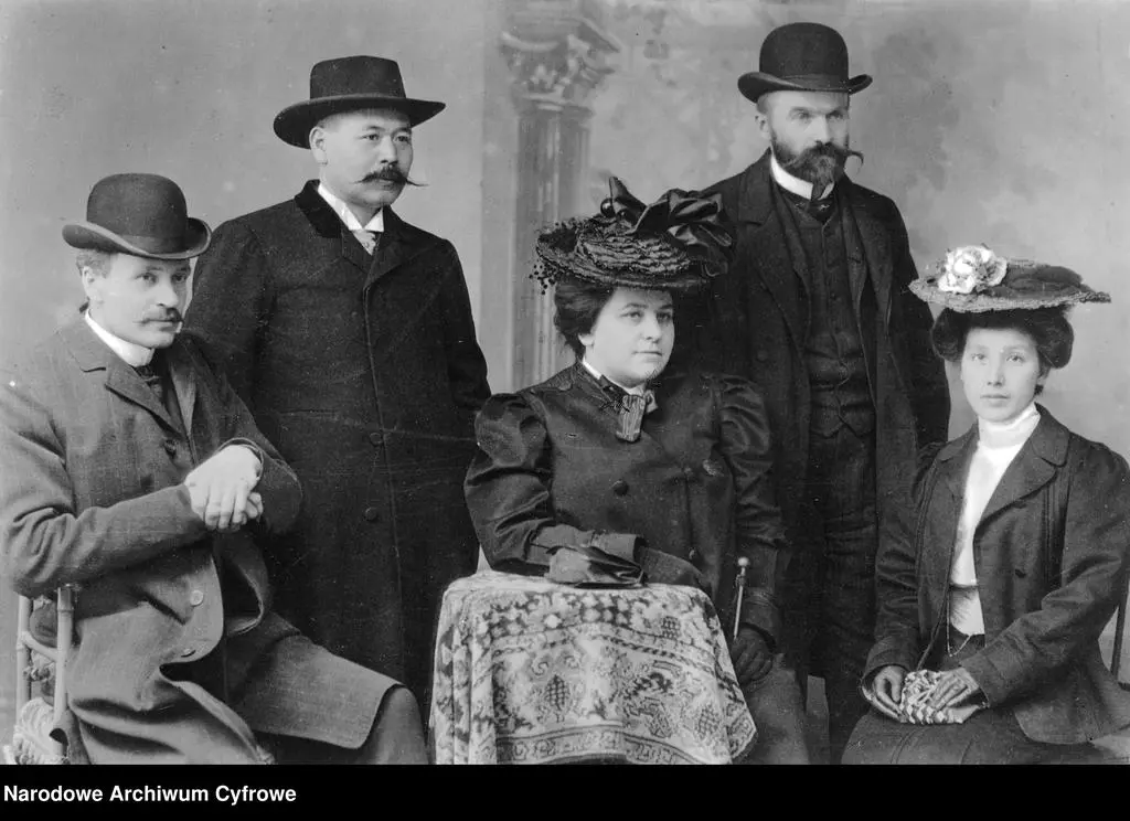 Widoczni od prawej: Jadwiga z Eysmonttów Kunicka "Chimera", Józef Piłsudski, Maria z Koplewskich Piłsudska, NN, Ignacy Mościcki