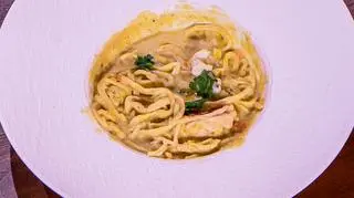 Azjatycka zupa z wywaru z homara z mleczkiem kokosowym, limonką, chilli i makaronem ryżowym