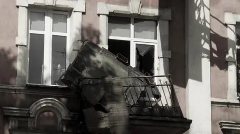 Zarwał się pod nimi balkon na trzecim piętrze
