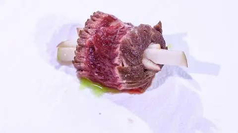 Michał Sidorowicz: Amouse bouche - Tataki z polędwicy wołowej z chrzanem, piklowanym jabłkiem i oliwą lubczykową