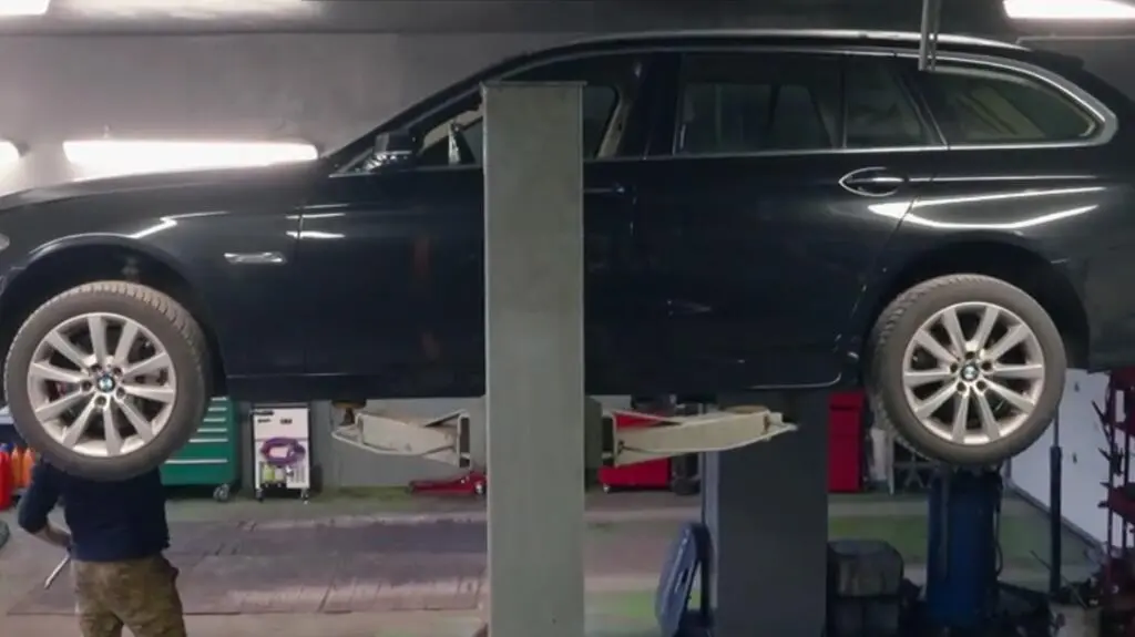 Prace serwisowe w BMW F11.