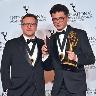 Producent filmu "Pianoforte" Maciej Kubicki i reżyser Jakub Piatek z narodą Emmy