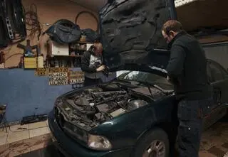 Moto Fachury. Blacha na kampera, składanie BMW i szlifowanie Lincolna