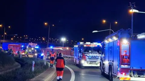Wypadek autokaru i tira na trasie S2. 16 rannych, w tym dziecko