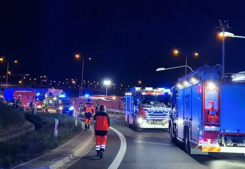 Wypadki w Warszawie i na S2. Zderzenie tramwajów i przewrócony autokar
