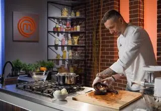 Przemek Klima zdradza swój przepis na kaszankę w Masterchefie