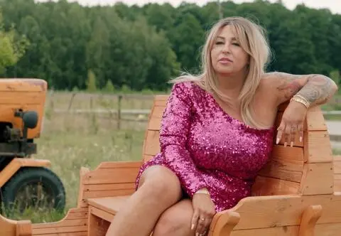"Damy i wieśniaczki.PL 10". Z pastwiska wprost na tor wyścigów konnych. Metamorfoza Iwony zwala z nóg! [WIDEO]