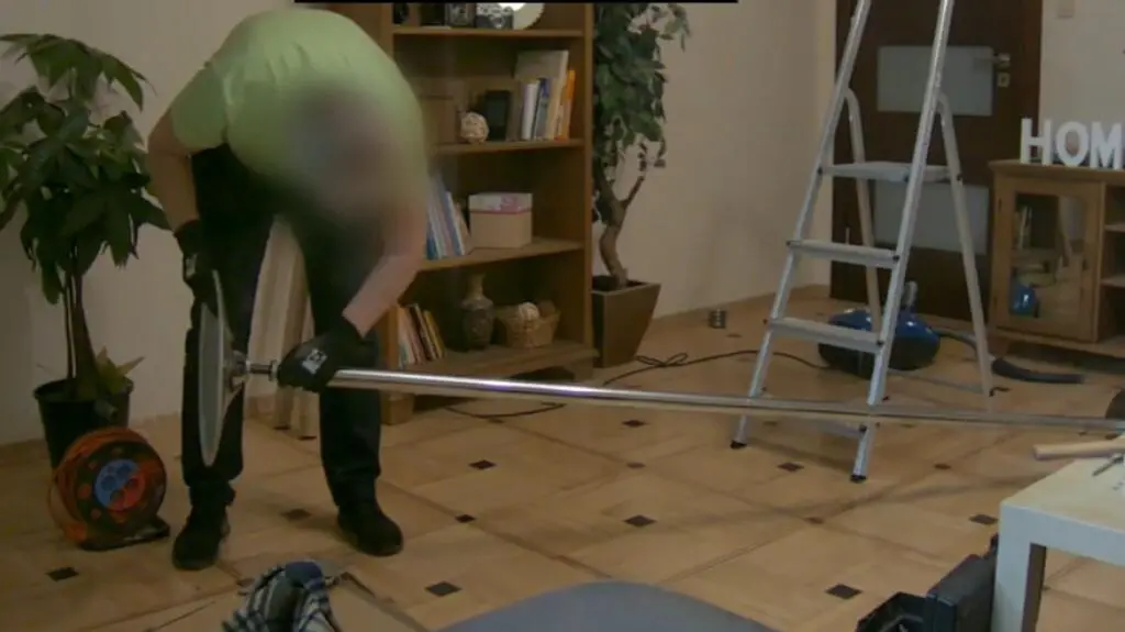 Próba montażu rury do pole dance