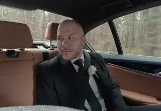 Garnitur w dolary? Wiemy, kim był tajemniczy gość na ślubie Maćka i Karoliny!