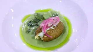 Pieczony ziemniak w smalcu z gzikiem, ogórkiem i bobem z miętą