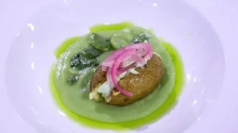 Maja Koriat: Pieczony ziemniak w smalcu z gzikiem, ogórkiem i bobem z miętą