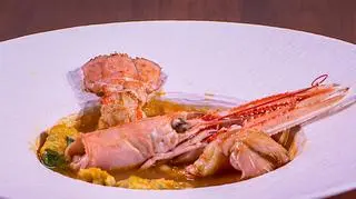 Zupa z langustynek z aromatycznymi kluseczkami i smażonymi langustynkami