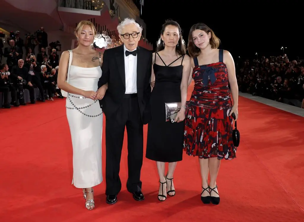 Woody Allen i Soon-Yi Previn z córkami - Bechet Allen i Manzie Tio Allen