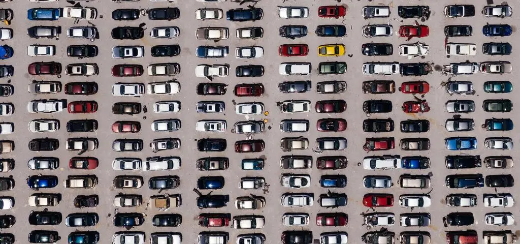 Weekendowe parkowanie coraz droższe. Śródmiejskie strefy zmieniają zasady gry w polskich miastach