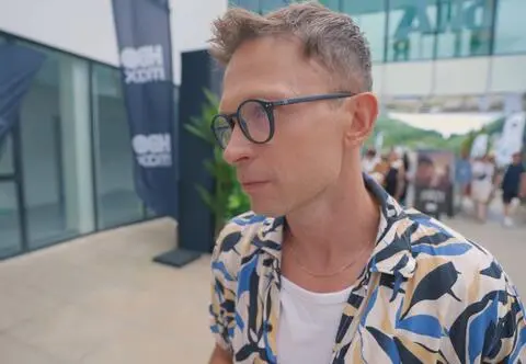 Piotr Trojan o serialach: "Brakuje nam inteligentnych komedii i odważnych seriali LGBTQ" [TYLKO U NAS]
