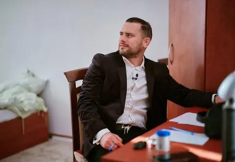Grzegorz Collins otrzymał wsparcie od córki. Jak poszło mu na egzaminie w finale "Back to school"?