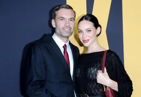 Mariusz Zaniewski wziął ślub. Żona gwiazdora "Na Wspólnej" zaskoczyła wyborem czerwonej stylizacji
