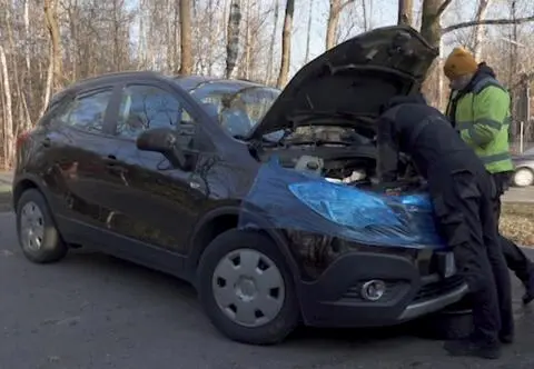Mobilni mechanicy. Naprawa Opla Mokki, opadnięta szyba w Volkswagenie i nagrzane koło w ciężarówce MAN TGX