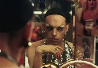 "Priscilla, królowa pustyni" - gdzie obejrzeć film o drag queen? Kiedy premiera w Max?