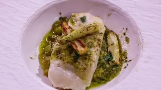 Turbot z porem smażonym w maśle, białymi szparagami i sosem z pietruszki, czosnku, wywaru i masła