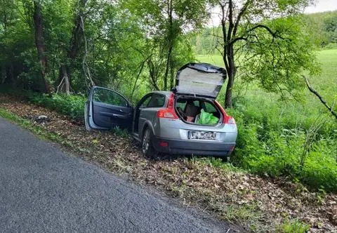 Uciekał przed policją przez las. Pościg zakończył się w rowie, lista zarzutów jest długa