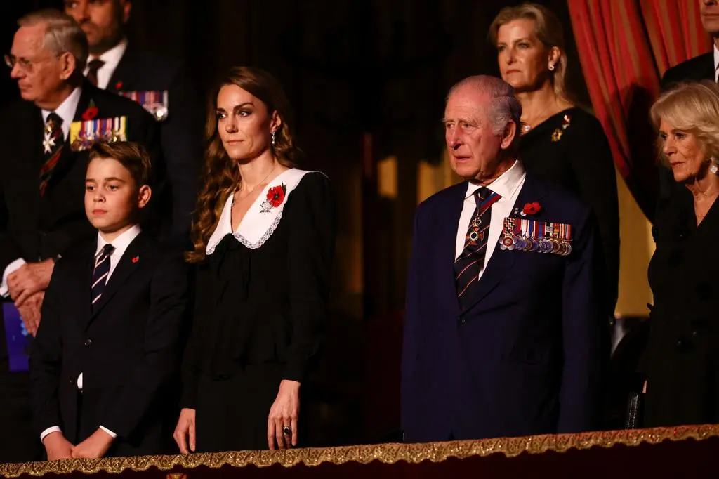 Książę George, księżna Kate, król Karoll III i królowa Camilla podczas Festiwalu Pamięci