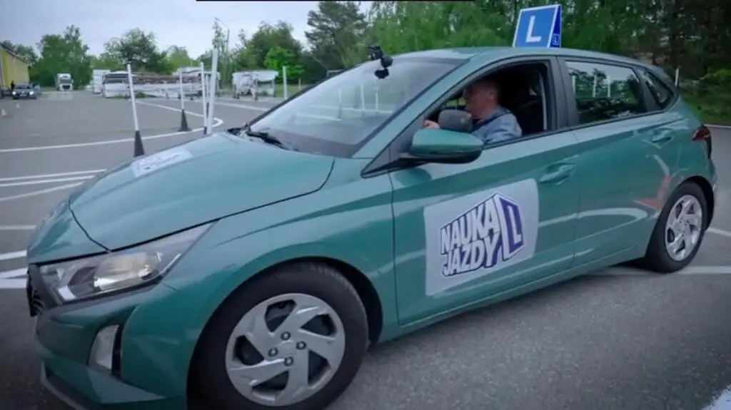 Kursant Darek w samochodzie. 