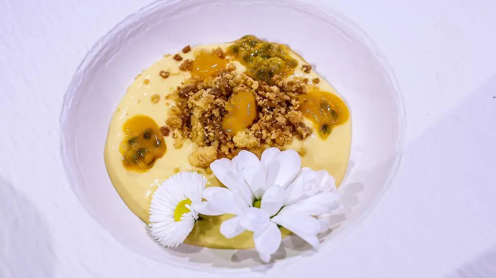 Mus z mango na mleku kokosowym z kruszonką limonkową i mascarpone