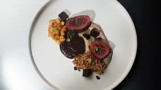 Ewelina Matrejek: Comber z sarny z puree borowikowym, kaszą gryczaną i prażonymi jabłkami