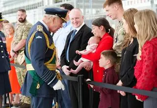 Niemowlę rozpłakało się na widok Karola III! Reakcja króla? Bezcenna!