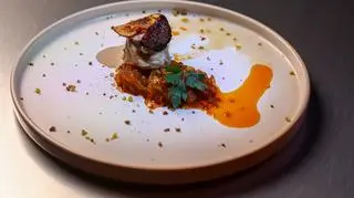 Żabnica z chutneyem w towarzystwie posypki kasztanowej