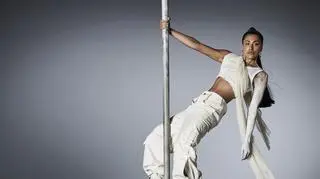 "Top Model". Sesja na kuli z Julią Wieniawą