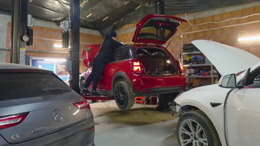 Skradziona elektronika w Mini Cooper SE.