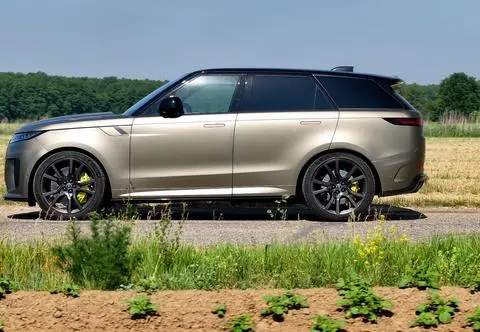 Silnik V8 i 635 koni. Jak się jeździ najmocniejszym Range Roverem? "Motor ryczy, chcąc jeszcze"