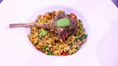 Kaszotto z bulguru z jagnięciną w przyprawach w sosie groszkowo-szparagowym