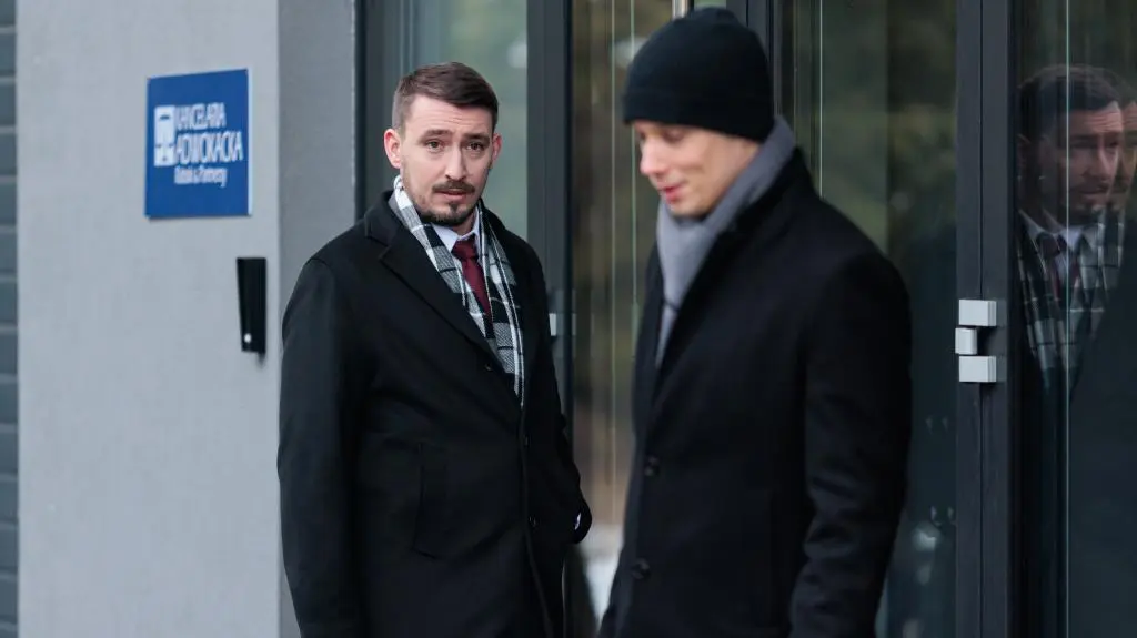 Kadr z najnowszego odcinka serialu Na Wspólnej TVN. Darek (Michał Mikołajczak) zszokowany po rozmowie z Rabskim.