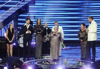 Hołd dla Ewy Bem w Sopocie. Scena obsypana różami i "sto lat" od publiczności. WIDEO