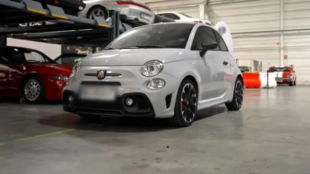 Fiat Abarth 595 to auto z 2019 roku. Pod maską silnik o mocy 180 KM i pojemności 1.4 L. 