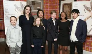 Angelina Jolie i jej dzieci: Knox Leon, Vivienne Marcheline, Pax Thien, Shiloh Nouvel, Zahara Marley oraz Maddox Chivan