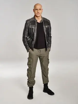 Robert Koszucki jako Szymon Dec w serialu "Młode gliny"