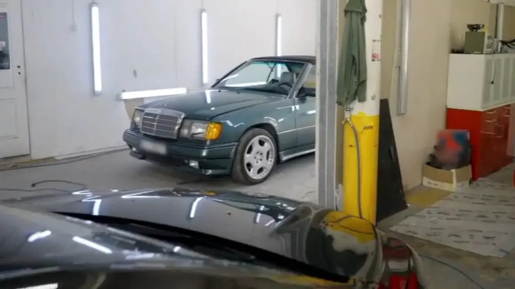 Mercedes W124 - ostatni model Mercedesa z miękkim dachem. 