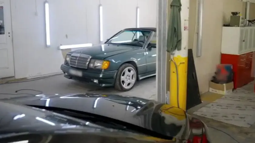 Mercedes W124 - ostatni model Mercedesa z miękkim dachem. 