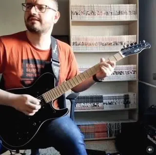 Piotr Sadowski pokazał, jak gra na gitarze