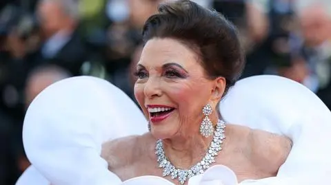 Zjawiskowa Joan Collins. 92-letnia ikona kina zachwyciła w Cannes u boku piątego męża [ZDJĘCIA]